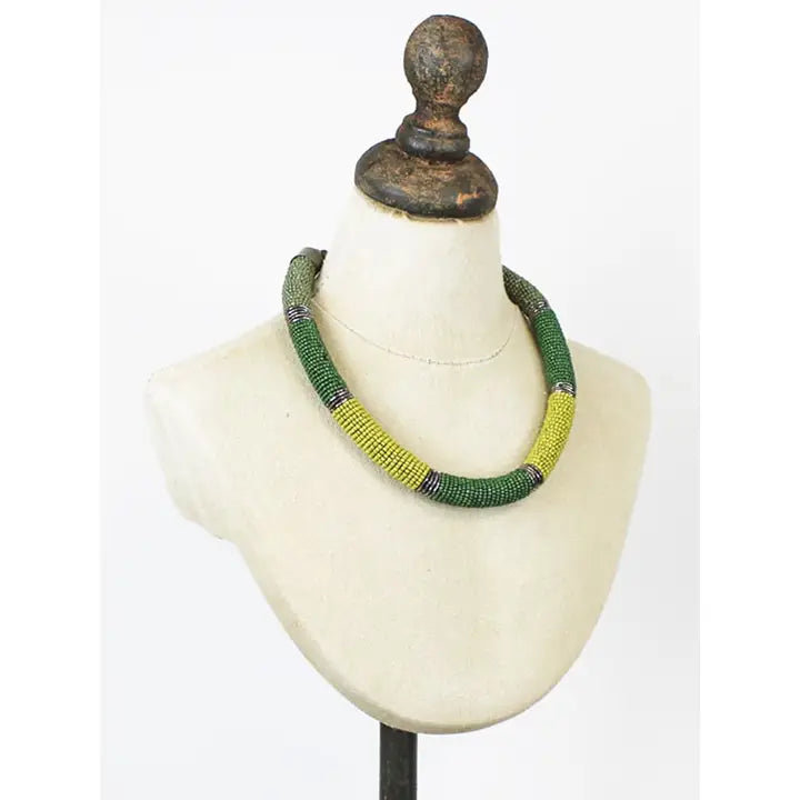 Short green beaded necklace 6508